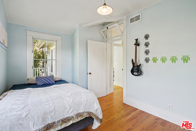 813 Crestmoore Place, Venice CA: https://media.crmls.org/mediaz/c8c492e7-de77-4ad4-9a6c-6ec2c55ff815.jpg