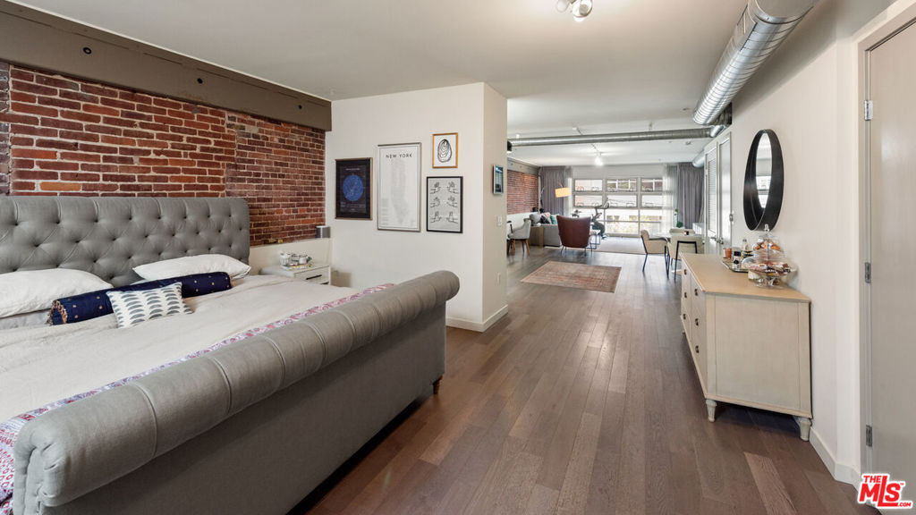 527 Molino Street 201
