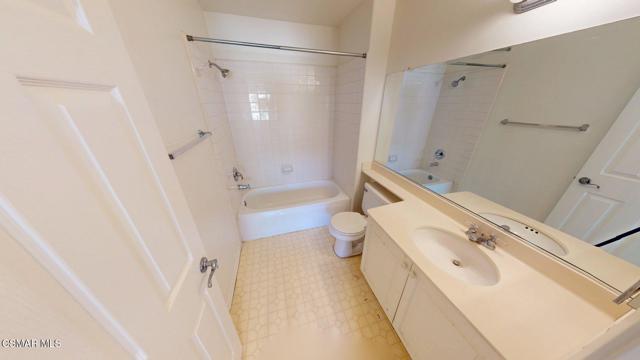 4862 Martona Drive, Oak Park CA: https://media.crmls.org/mediaz/c8c5378c-c935-4741-924f-153a3e7f5dd2.jpg