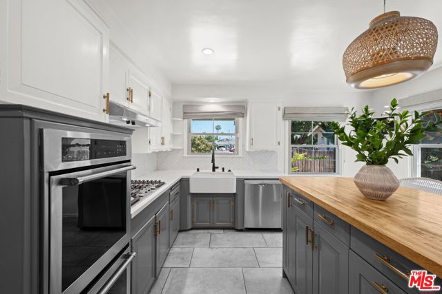 6827 Bianca Avenue, Lake Balboa CA: https://media.crmls.org/mediaz/c8c5574d-3d3f-4af3-950c-cf654020b1e4.jpg