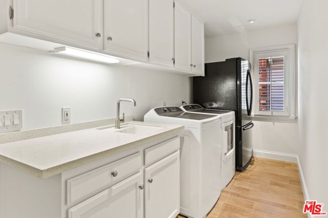 2596 Wallingford Drive, Beverly Hills CA: https://media.crmls.org/mediaz/c8c60e5e-d76e-4376-8d2c-16564d033b73.jpg
