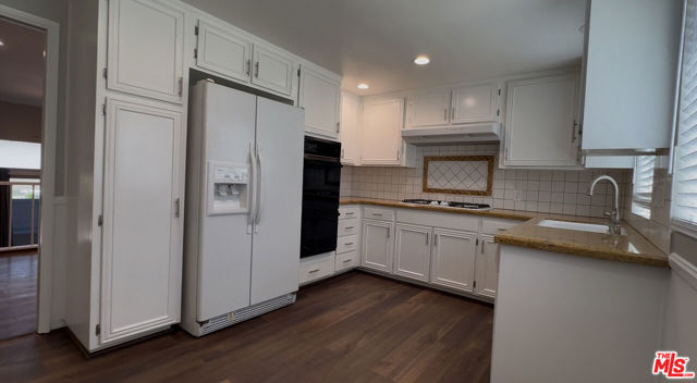 11260 Overland Avenue, Culver City CA: https://media.crmls.org/mediaz/c8c620dc-7183-4871-8f04-d06512a91262.jpg