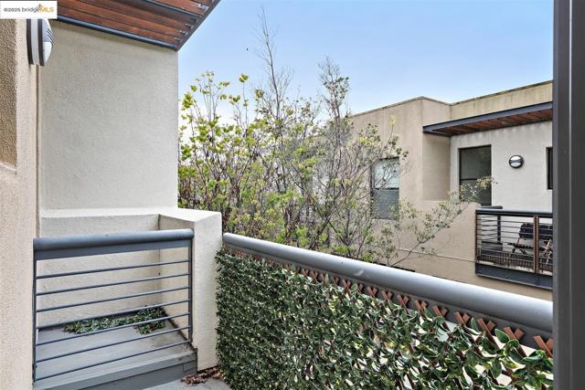 121 City Limits Cir, Emeryville CA: https://media.crmls.org/mediaz/c8c64801-93f8-43ed-a241-247e3440908e.jpg