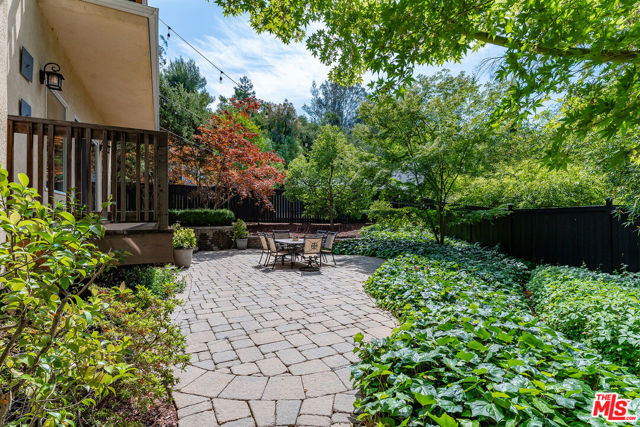 23040 Blue Bird Drive, Calabasas CA: https://media.crmls.org/mediaz/c8c6b113-cce8-4d82-8957-a8e6eb29ec7b.jpg