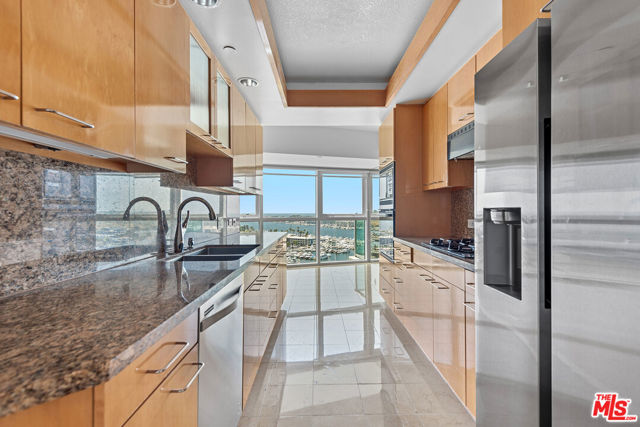 13600 MARINA POINTE Drive, Marina del Rey CA: https://media.crmls.org/mediaz/c8c6ee26-4620-4f0f-b2e1-efa66a229d37.jpg