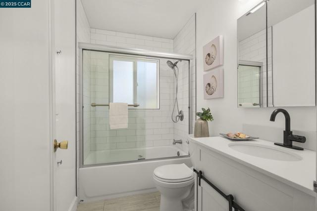 884 Juanita Dr, Lafayette CA: https://media.crmls.org/mediaz/c8c71140-a65b-4f83-91db-0dce9d543f98.jpg