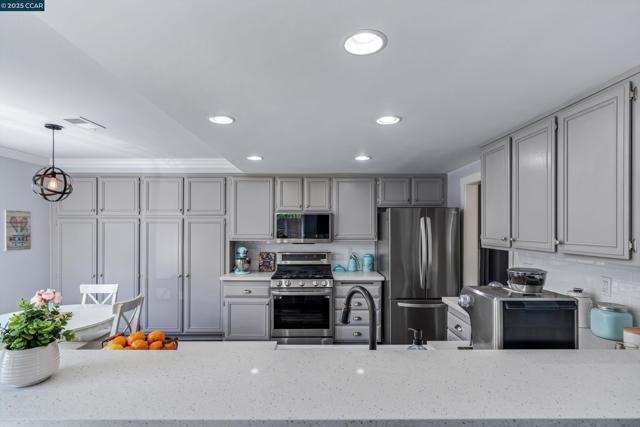 2057 Rapallo Way, Bay Point CA: https://media.crmls.org/mediaz/c8c7228b-74a9-41bc-8036-bffc30270243.jpg