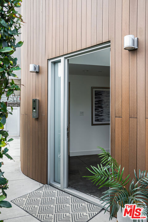 532 6th Street, Manhattan Beach CA: https://media.crmls.org/mediaz/c8c72996-cc06-4494-8c14-f201d7cb6c25.jpg