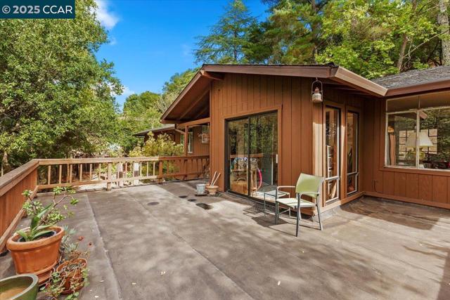 19 Via Floreado, Orinda CA: https://media.crmls.org/mediaz/c8c77bc4-463c-4453-9077-31ce2cb31616.jpg