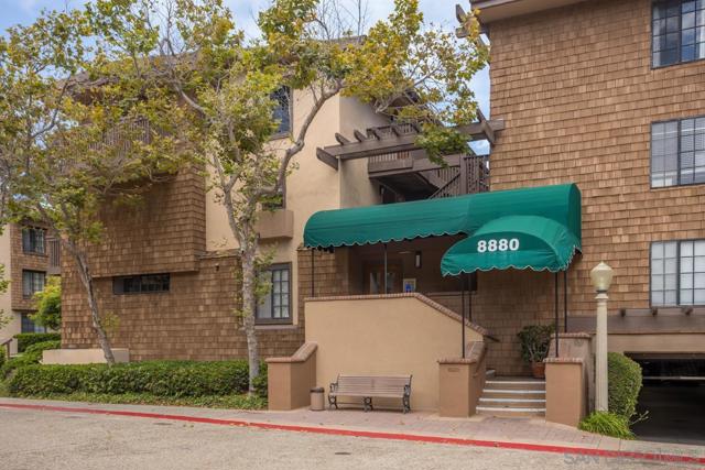 8880 Villa La Jolla Dr, La Jolla CA: https://media.crmls.org/mediaz/c8c79010-238a-4c0b-b4d4-ef3ecf0560b5.jpg