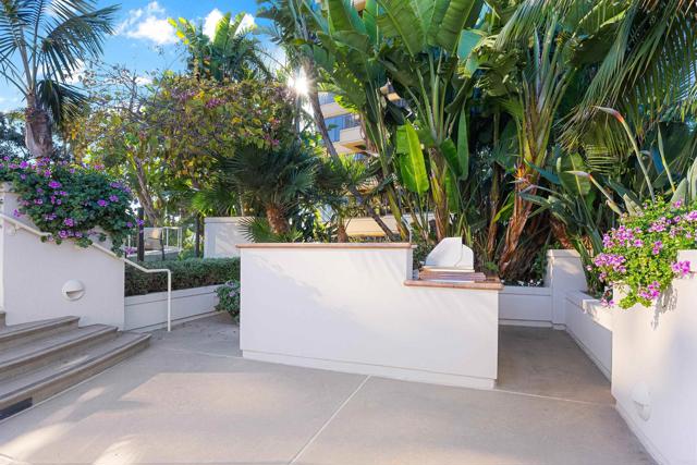 200 Harbor Dr, San Diego CA: https://media.crmls.org/mediaz/c8c79087-fb64-456c-93f7-6910434cb0e2.jpg