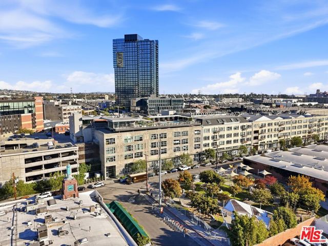 530 S Hewitt Street, Los Angeles CA: https://media.crmls.org/mediaz/c8c79a0c-110a-4ee5-8935-d826eb6dfef4.jpg