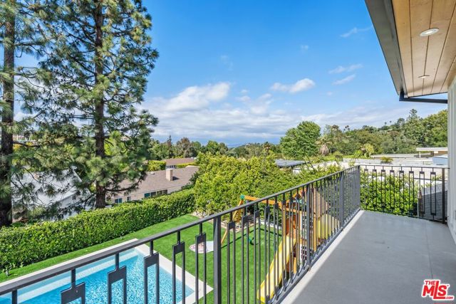 16015 Valley Wood Road, Sherman Oaks CA: https://media.crmls.org/mediaz/c8c7a753-be40-4f1e-8ce5-58110a36264b.jpg