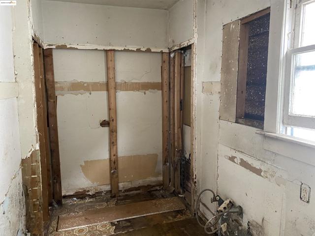 3654 39th Ave, Oakland CA: https://media.crmls.org/mediaz/c8c8a255-244c-4db9-8e90-d69eb8d605c1.jpg