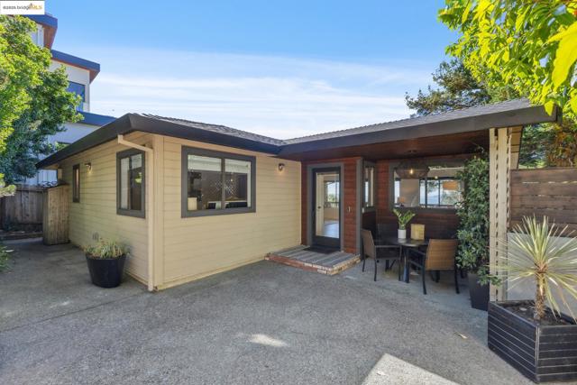 17032 Broadway Ter, Oakland CA: https://media.crmls.org/mediaz/c8c8ef50-373b-4505-81e1-aea32f74b49a.jpg