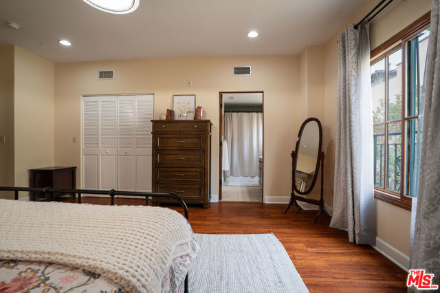 1331 N Sycamore Avenue, Los Angeles CA: https://media.crmls.org/mediaz/c8ca4836-f65a-4c48-ac9f-956b5a0c11b1.jpg