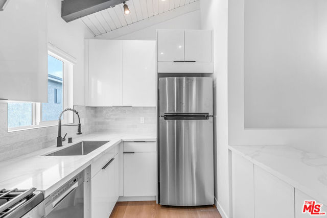 1536 11th Street, Santa Monica CA: https://media.crmls.org/mediaz/c8cabe1c-edac-420a-a556-e7fc79c2c891.jpg