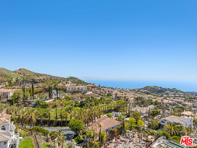 16814 Calle Bellevista, Pacific Palisades CA: https://media.crmls.org/mediaz/c8cb4283-dedb-4218-aa91-99eeba95a41b.jpg