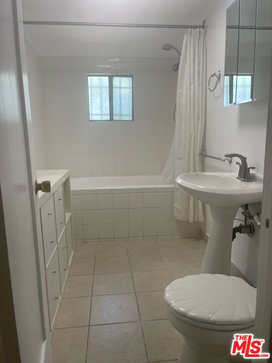 4426 Finley Avenue, Los Angeles CA: https://media.crmls.org/mediaz/c8cc962c-33cc-45b8-9792-86144a0a078a.jpg