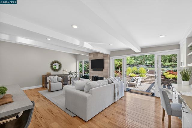 31 Ivy Dr, Orinda CA: https://media.crmls.org/mediaz/c8cdc5eb-bc3e-47ef-95d2-6a1cf8203940.jpg