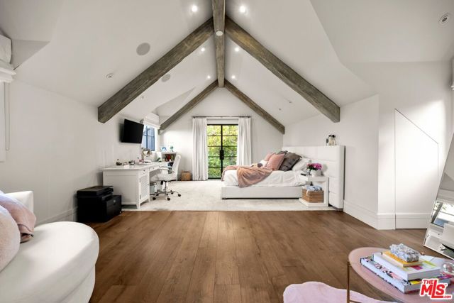 3396 Stone Ridge Lane, Los Angeles CA: https://media.crmls.org/mediaz/c8cea01c-d84e-4bea-9db4-9fdfdaeb477a.jpg