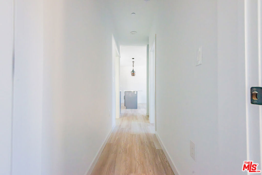 https://media.crmls.org/mediaz/c8cf31a6-4306-43d1-8aa8-ce173b848cb0.jpg?preset=X-Large