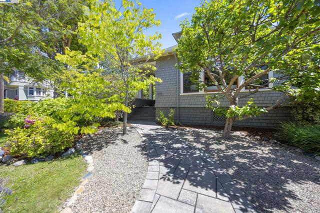 898 Union St, Alameda CA: https://media.crmls.org/mediaz/c8cf4f93-4ed0-407b-a35f-233ef318f313.jpg