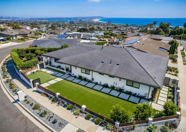 5560 Moonlight Lane, La Jolla CA: https://media.crmls.org/mediaz/c8cf9c89-5dfe-4fbd-8dc9-aeec4c7f7dc2.jpg