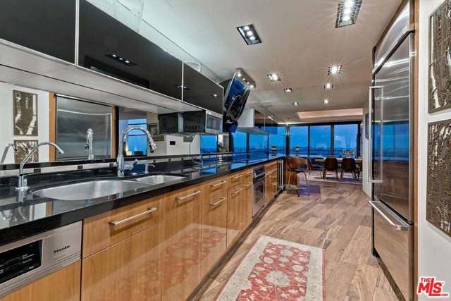 4335 Marina City Drive, Marina del Rey CA: https://media.crmls.org/mediaz/c8cfa15a-9092-4417-97bc-6e55dc6bce0b.jpg