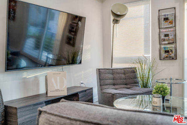 2627 Somerset Drive, Los Angeles CA: https://media.crmls.org/mediaz/c8d0fd08-2039-4f62-8fbd-4e2d14d01292.jpg