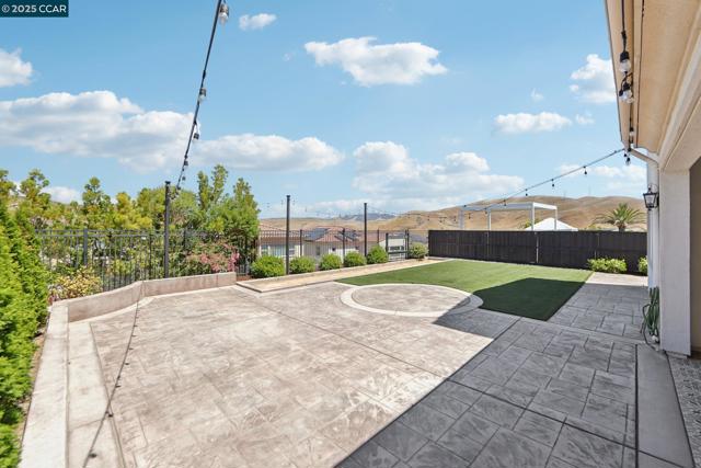 2909 Tulare Hills Dr, Dublin CA: https://media.crmls.org/mediaz/c8d1e399-fe18-4d4d-86a9-bdb774cc4646.jpg