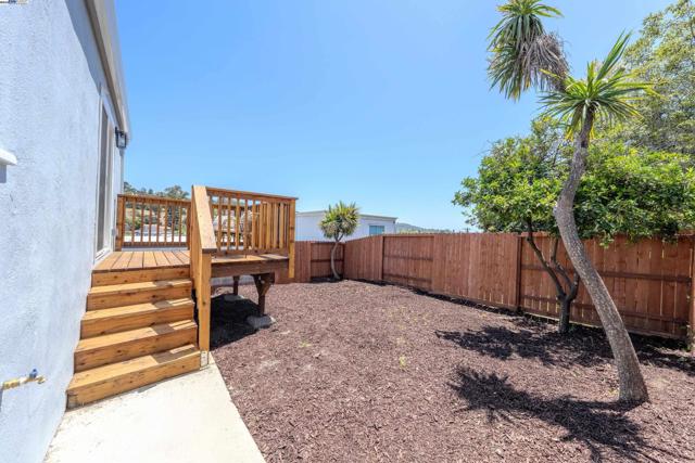 10007 Burr St, Oakland CA: https://media.crmls.org/mediaz/c8d379f4-5bbb-401a-a055-5679899c3c52.jpg