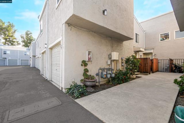 3712 Willow Pass Rd, Concord CA: https://media.crmls.org/mediaz/c8d3f10d-cef5-41fa-a827-ea2f7c5ef044.jpg