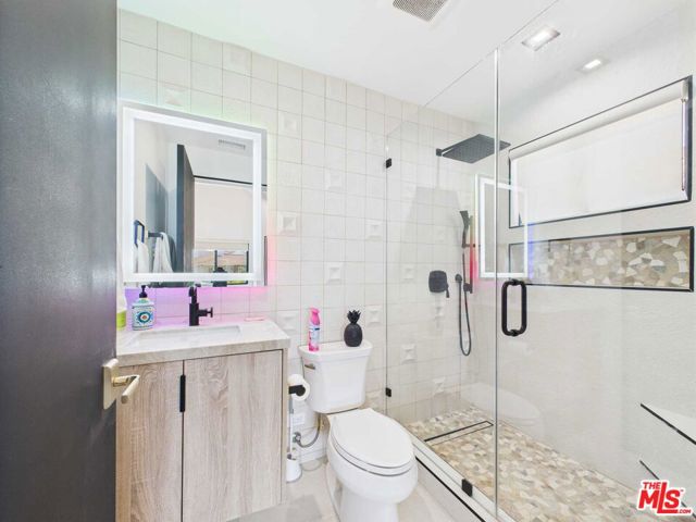 5109 Longridge Avenue, Sherman Oaks CA: https://media.crmls.org/mediaz/c8d4ba86-d210-44ef-aaf5-20611ec64475.jpg