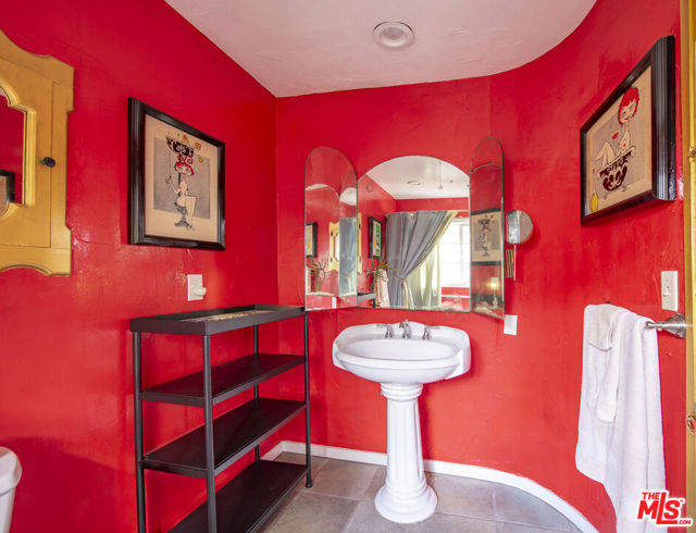 2882 Belden Drive, Los Angeles CA: https://media.crmls.org/mediaz/c8d50dd6-98c6-430e-8852-fb797e8da211.jpg