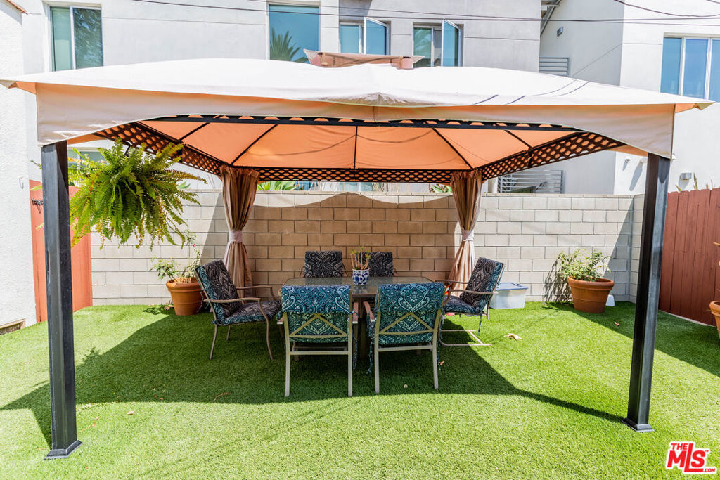 https://media.crmls.org/mediaz/c8d60466-426f-4f95-bb91-1e1364e86cf5.jpg?preset=X-Large