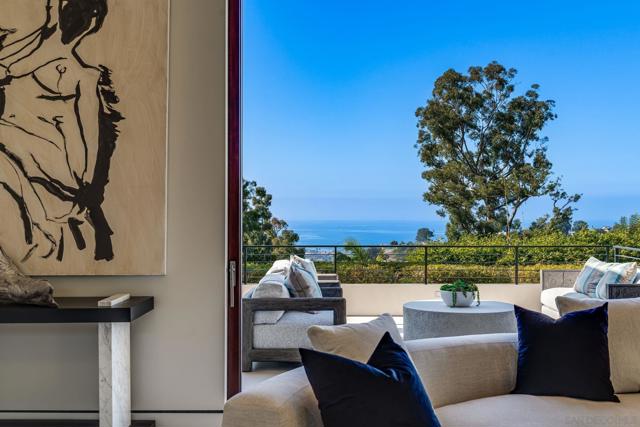 8070 La Jolla Scenic Dr N, La Jolla CA: https://media.crmls.org/mediaz/c8d60711-3d89-4f1a-9a6b-3dfb4b72351c.jpg