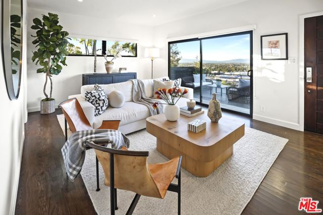 3838 Buena Park Drive, Studio City CA: https://media.crmls.org/mediaz/c8d633a3-4add-4fc9-a675-6e219d916b98.jpg