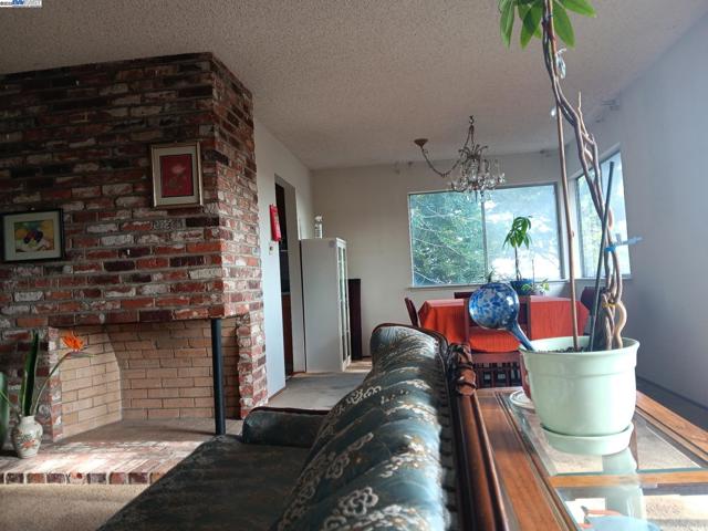 18393 Pepper St, Castro Valley CA: https://media.crmls.org/mediaz/c8d66fb2-c8ed-4e57-b7d1-07351b411846.jpg
