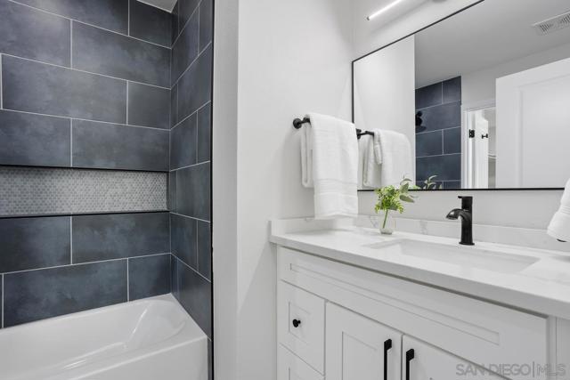 268 Festival Dr, Oceanside CA: https://media.crmls.org/mediaz/c8d6877f-15b8-428c-8fe4-03c9a51ac45f.jpg