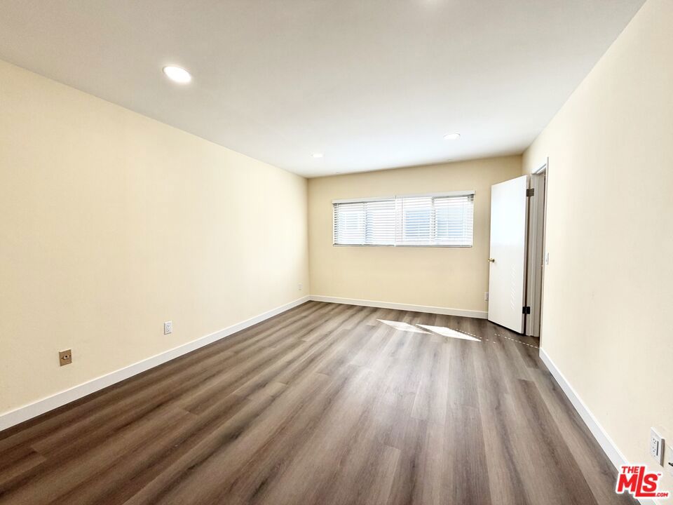 https://media.crmls.org/mediaz/c8d71364-aa32-4e1a-bad7-0661f461496e.jpg?preset=X-Large