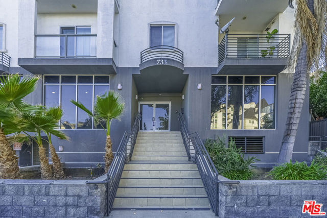 733 S Manhattan Place, Los Angeles CA: https://media.crmls.org/mediaz/c8d73231-8ac7-453d-a405-03c467a1dffb.jpg