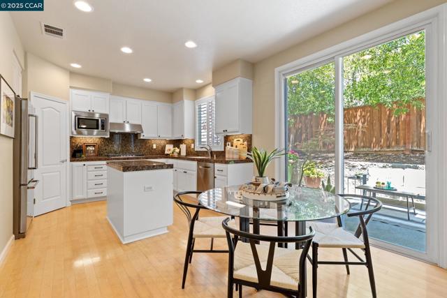 1560 Craiglee Way, San Ramon CA: https://media.crmls.org/mediaz/c8d793ae-05fc-415d-ab9e-a5b44d3c3027.jpg