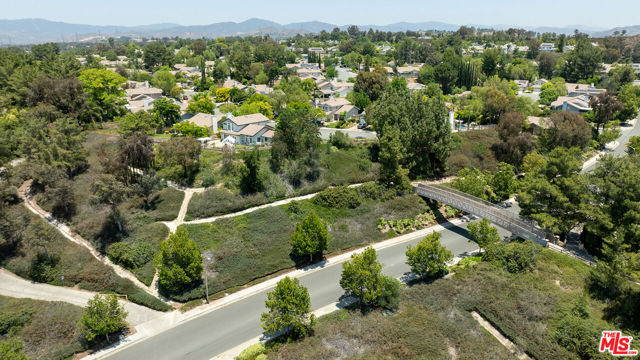 27050 Riversbridge Way, Valencia CA: https://media.crmls.org/mediaz/c8d7e911-1614-4006-b90a-fffa4bd8dad4.jpg