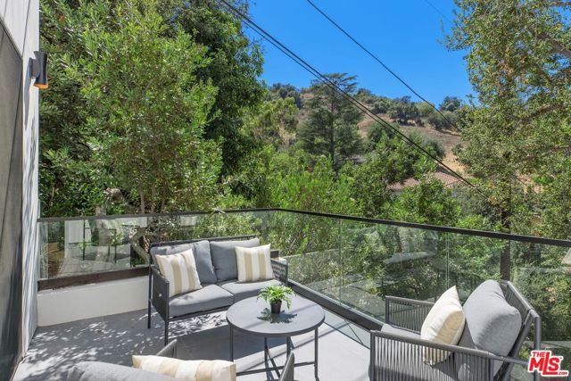 14899 Round Valley Drive, Sherman Oaks CA: https://media.crmls.org/mediaz/c8d87e70-6636-45a5-95b1-cc6213097e8a.jpg