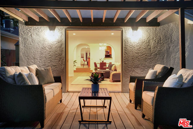 4476 Calhoun Avenue, Sherman Oaks CA: https://media.crmls.org/mediaz/c8d90e77-72ac-4ebe-9867-cc39a58974dc.jpg
