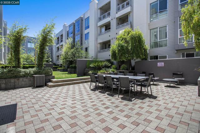 1655 N California Blvd, Walnut Creek CA: https://media.crmls.org/mediaz/c8d99d9b-e1ca-4c57-8819-48c37a4bccf9.jpg