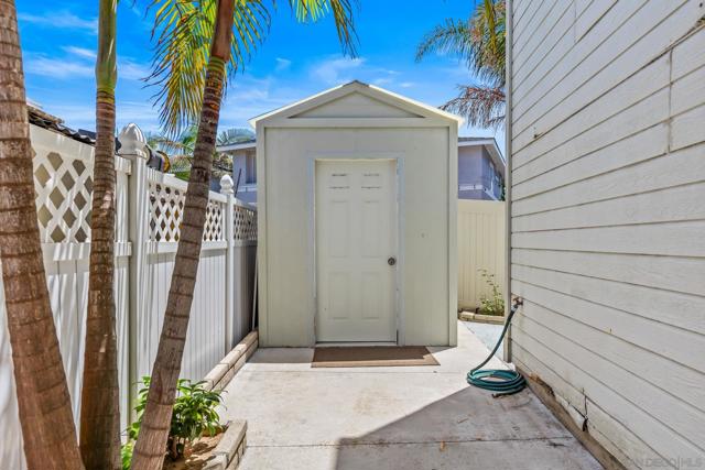 6550 Ponto Dr, Carlsbad CA: https://media.crmls.org/mediaz/c8d9d394-ec6a-4ec6-af81-970abb1f132a.jpg