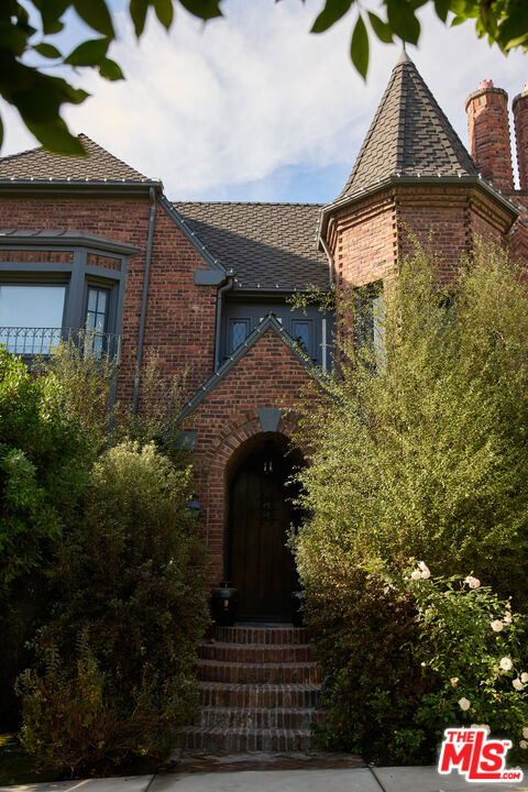 2501 N Vermont Avenue, Los Angeles CA: https://media.crmls.org/mediaz/c8da4997-3dc4-43ed-8647-212002c28f5c.jpg