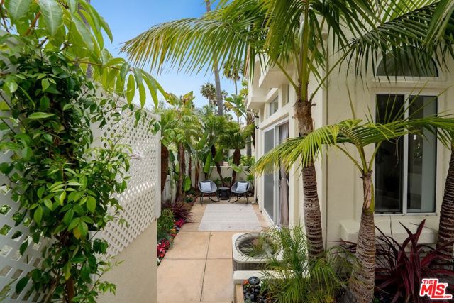 6453 Zuma View Place, Malibu CA: https://media.crmls.org/mediaz/c8daae2a-bbaa-4f2a-a117-02712438a9a0.jpg